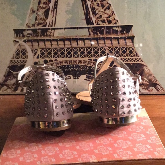 Bamboo Silver T-strap Sandals - Picture 3 of 9